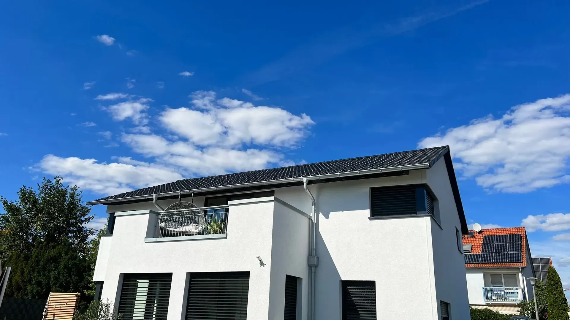 Geradlinige Dacheindeckung für ein modernes Einfamilienhaus