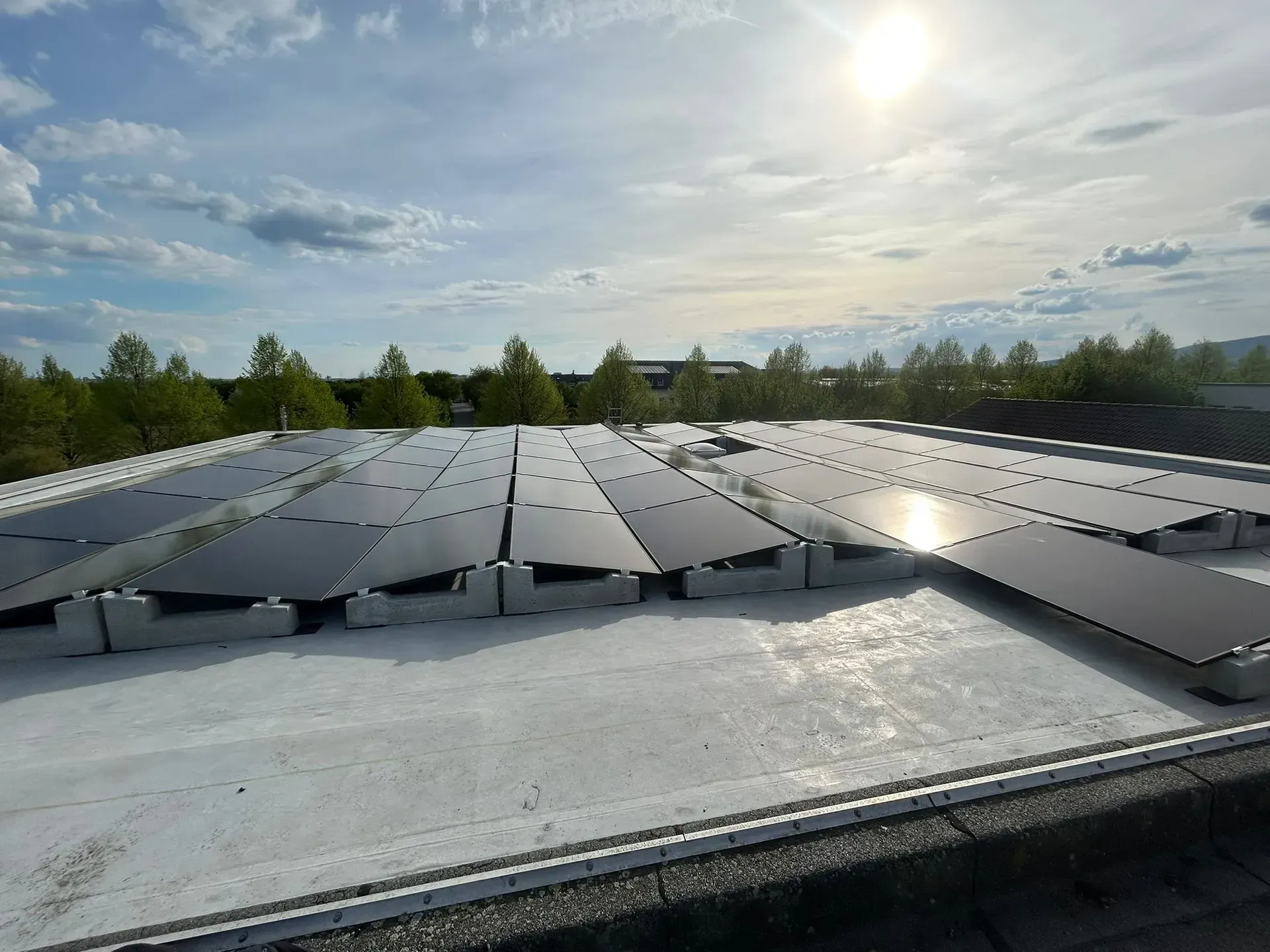 Fachgerechte Installation einer Photovoltaik-Anlage auf einem Flachdach